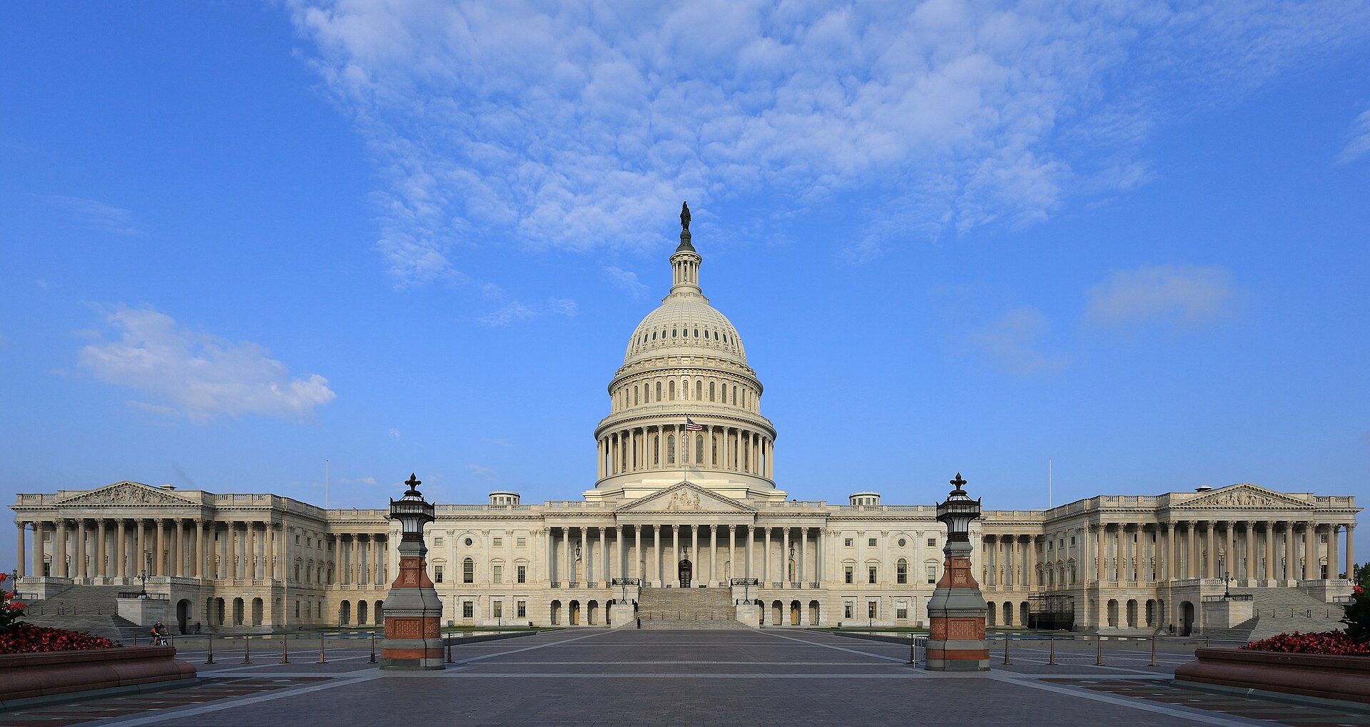 Midterm Polls Indicate Democratic Gains but Competitive Races Persist